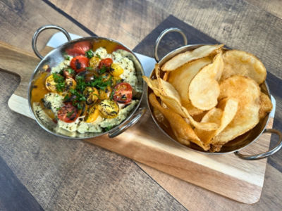 ローストトマトとチーズのディップ チップスを添えて