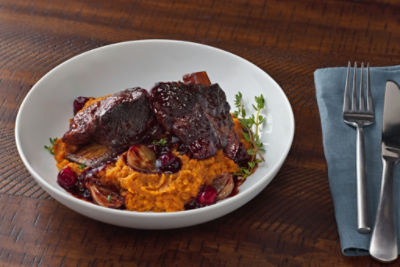 Côtelettes braisées avec sauce demi-glace aux canneberges et purée de patates douces