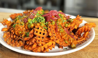 Papas fritas con curry y garbanzos verdes