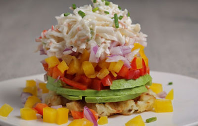 Torrada de ceviche de caranguejo com croquete estilo waffle